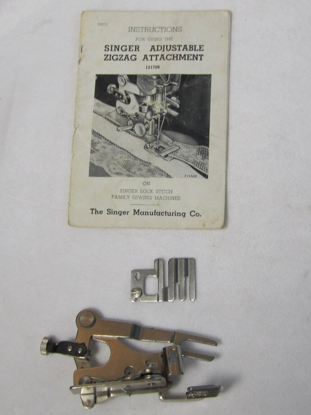 Vintage Singer # 121706 ZigZag Zigzagger Attachment with Manual